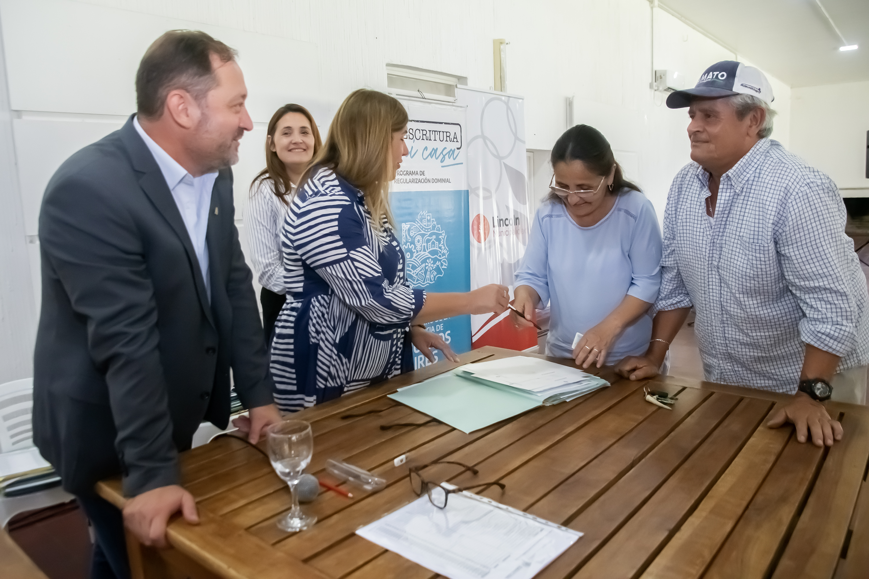Más de 60 familias linqueñas fueron parte de un nuevo acto de “toma de firmas” de escrituras