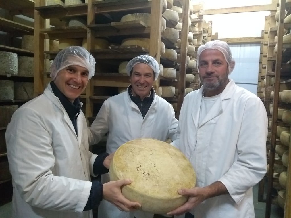 El agregado comercial de la embajada de Francia se reunió con productores queseros