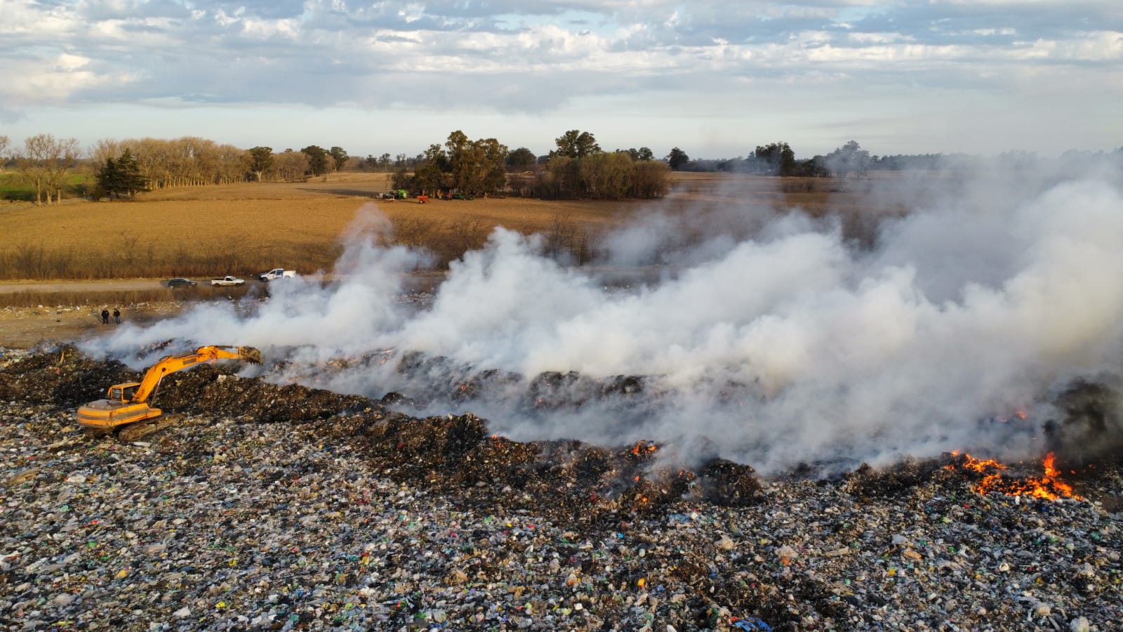 Trabajan para mitigar incendio en el basural de Lincoln