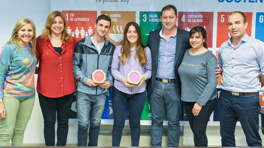 Salvador distinguió a jóvenes