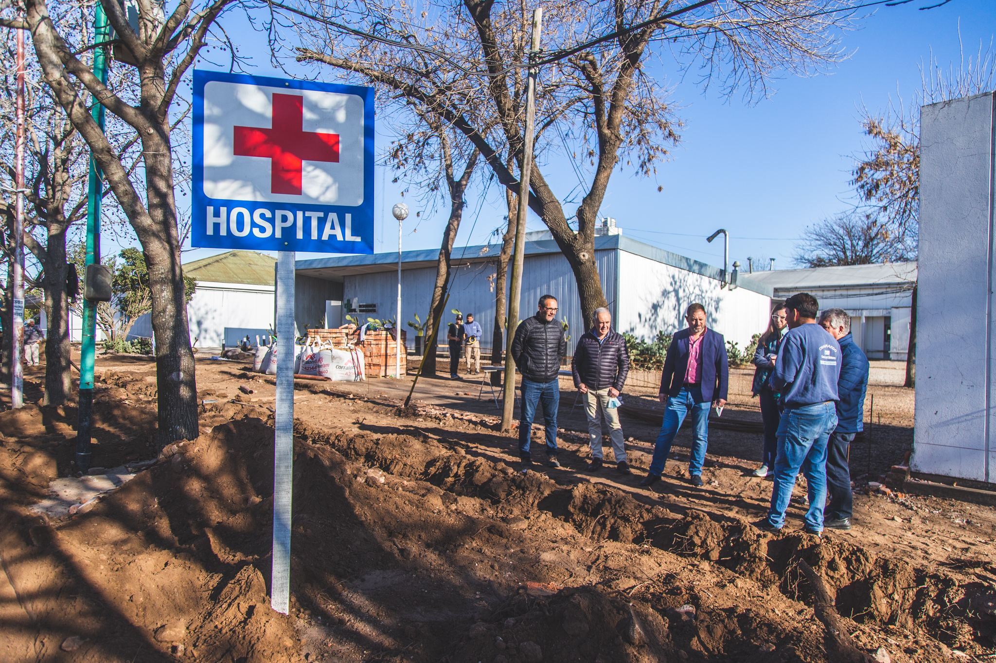 Comenzaron los trabajos para reconstruir la vereda de acceso al Hospital
