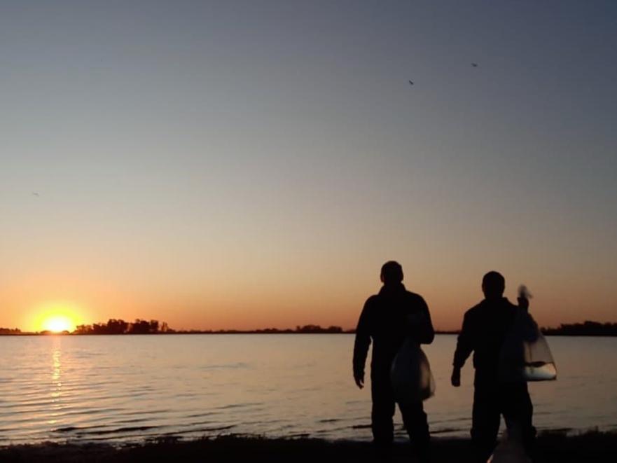 Se realizó la siembra de huevos y alevinos de pejerrey en lagunas del Distrito