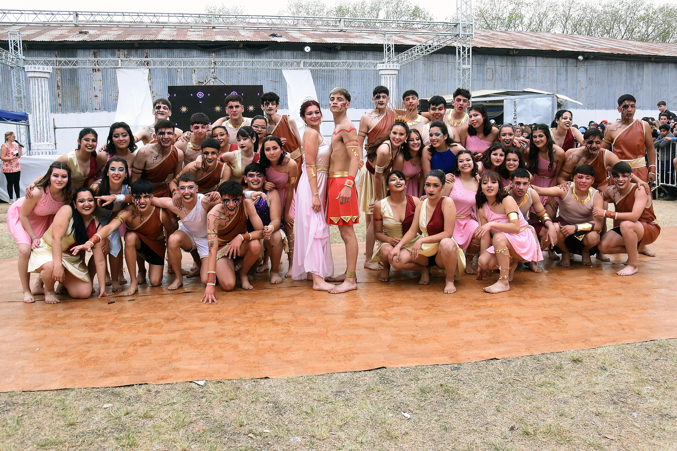 Los estudiantes comenzaron a celebrar con los tradicionales bailes