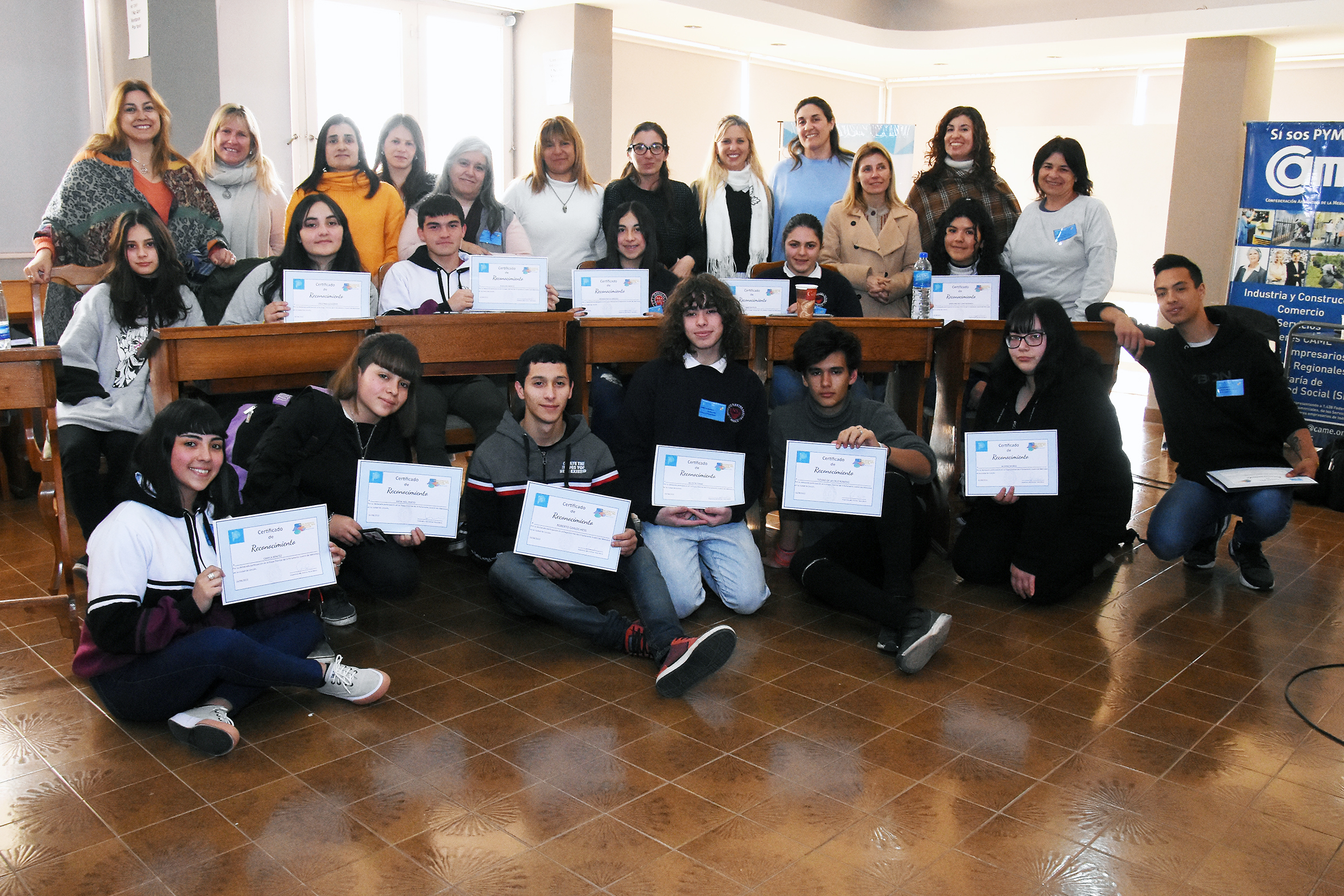 Jóvenes del Distrito debatieron en el Parlamento Juvenil