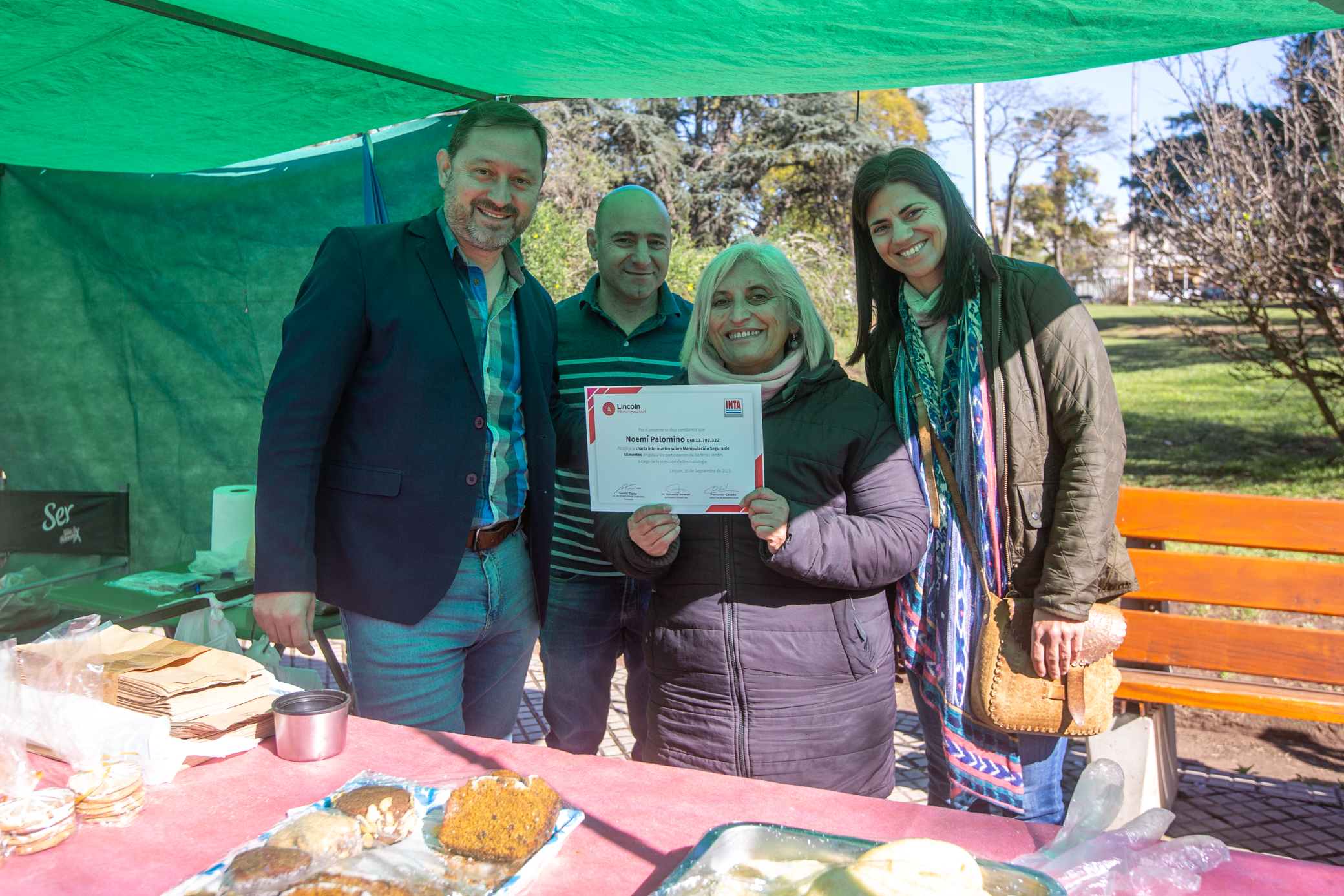 Feriantes de "Encuentro Verde" recibieron su certificado de Manipulación Segura de Alimentos