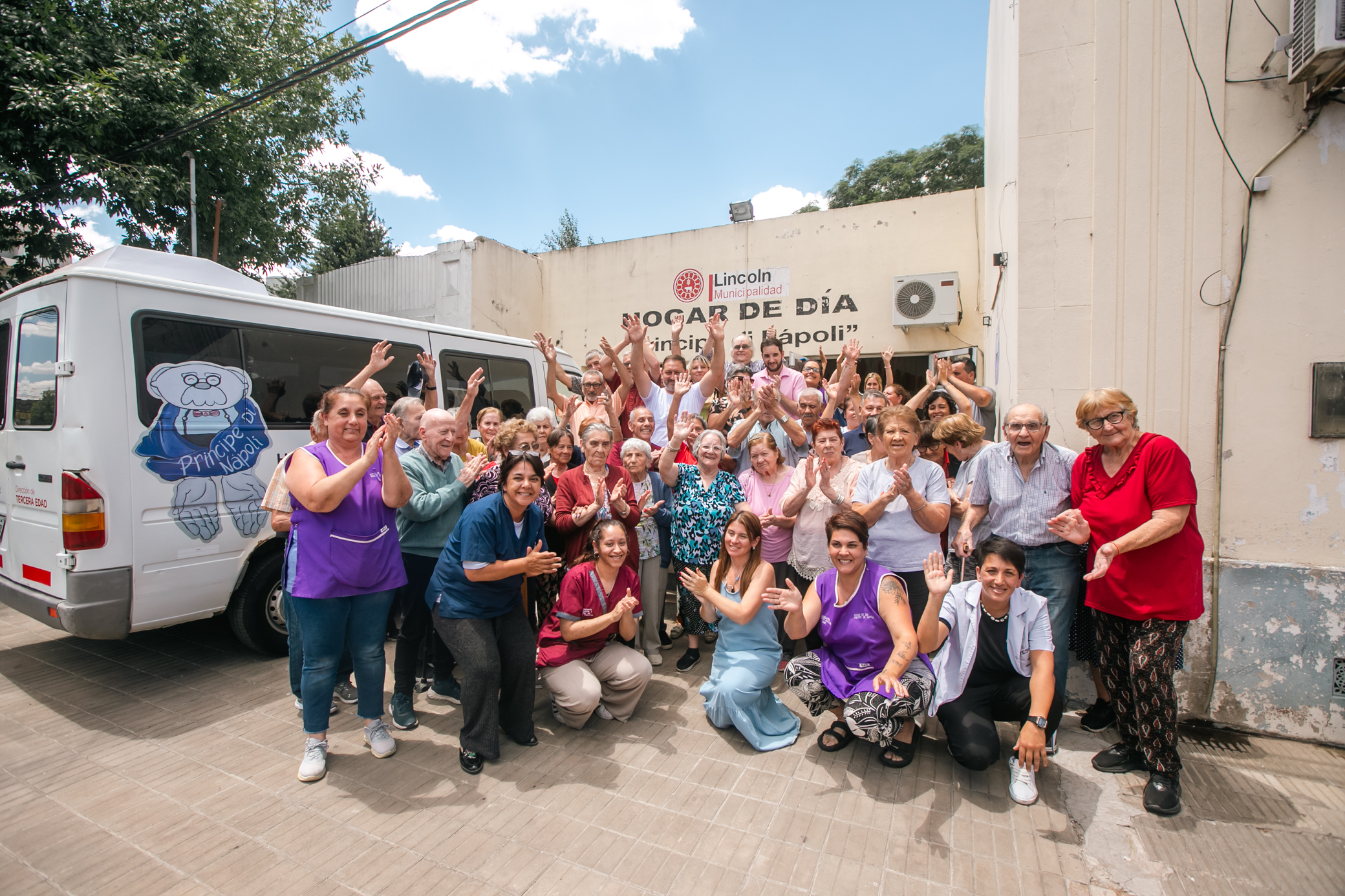 Brindis con empleados del Hospital y los abuelos del Hogar de Día