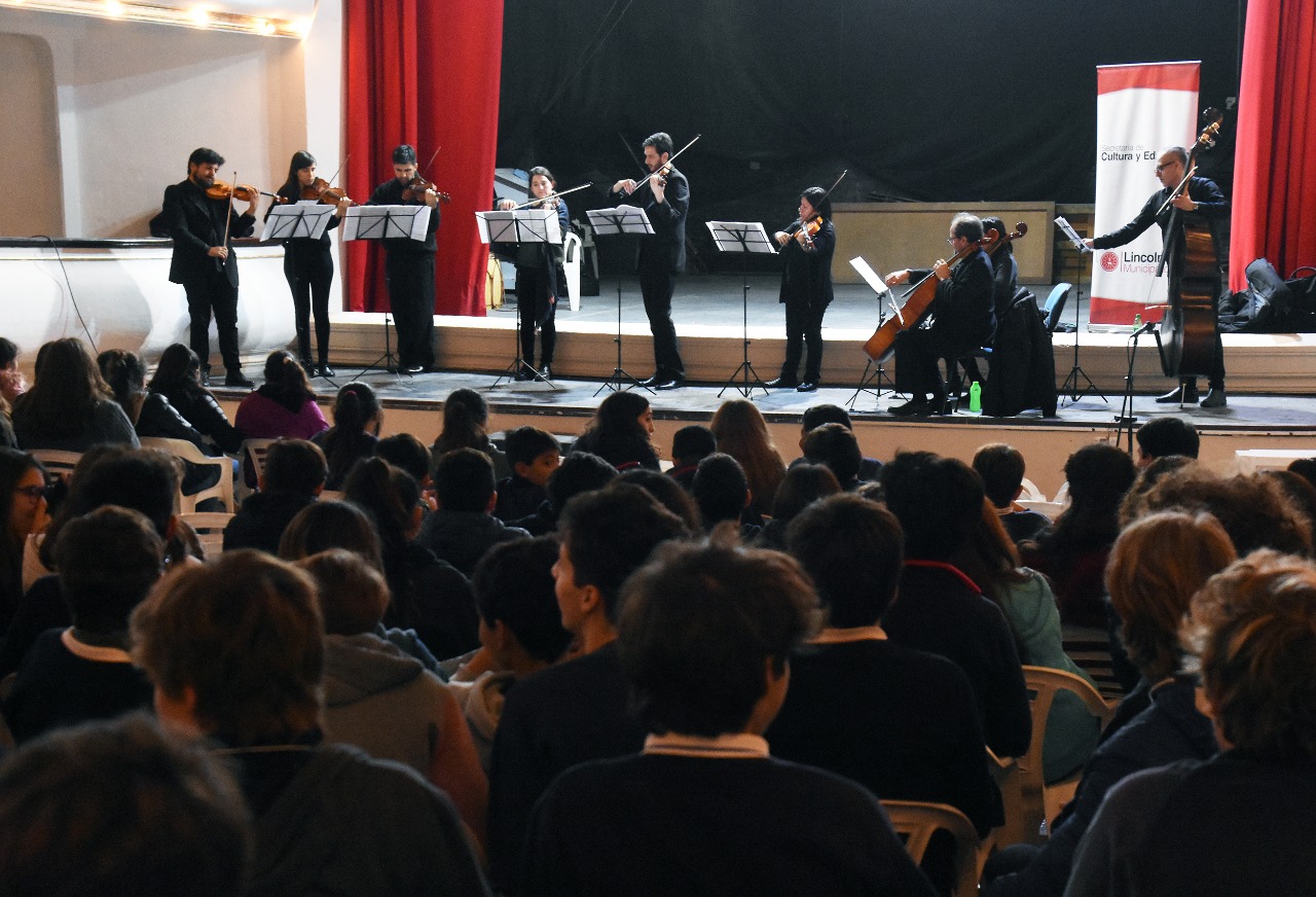 La Orquesta Escuela y la Camerata Municipal brindaron un concierto didáctico ante estudiantes linqueños
