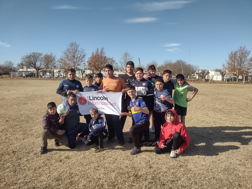 Más de 80 niños y niñas encuentro barrial de escuelitas de fútbol