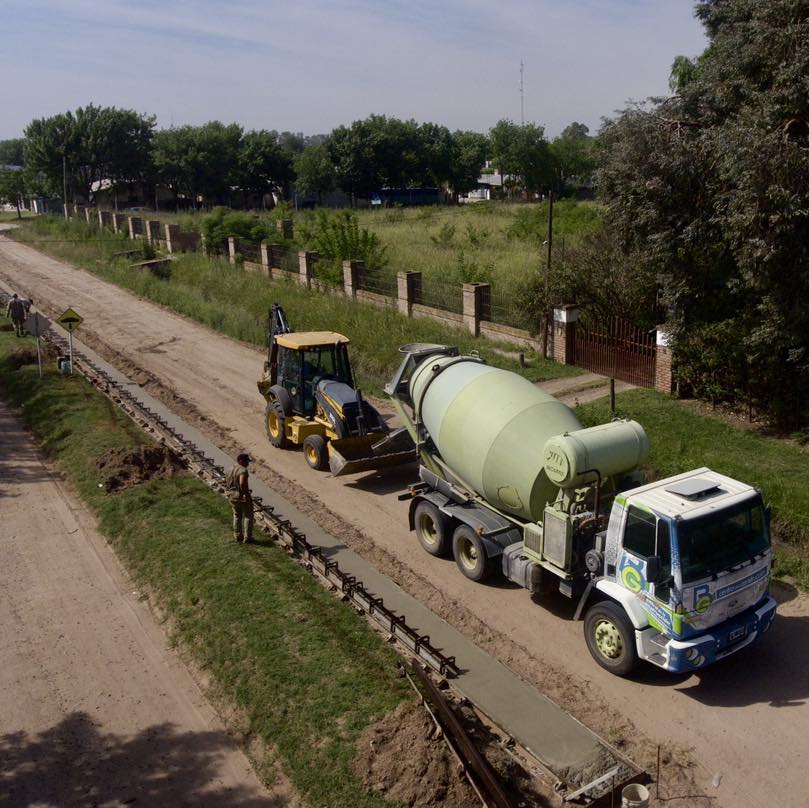 Avanza la construcción del cordón cuneta en el Acceso Juan Silvestre
