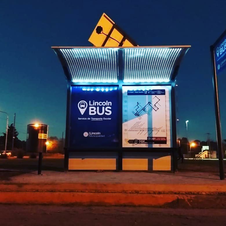 La ciudad se renueva con la colocación de refugios para colectivos, nuevas luminarias y señalética