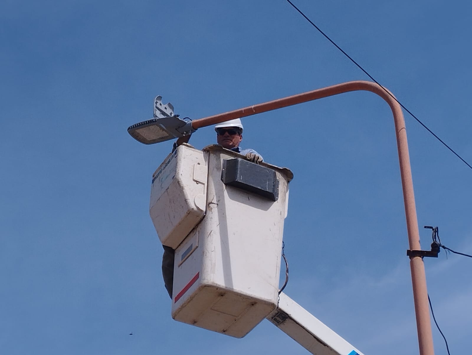 Comenzó la instalación de las luminarias LED en la planta urbana