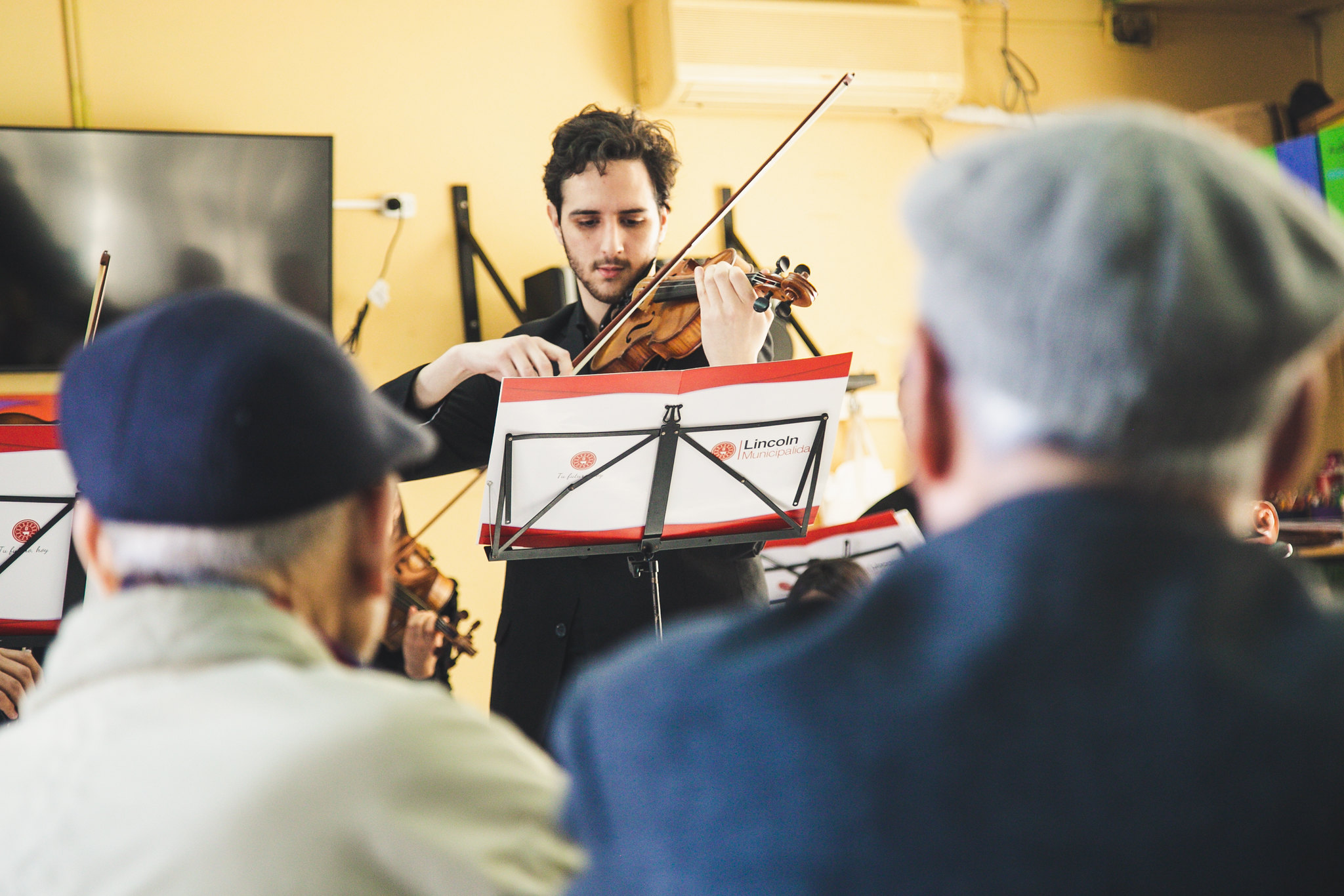 La Camerata Municipal brindó un concierto para los abuelos del Hogar “Príncipe Di Napoli”
