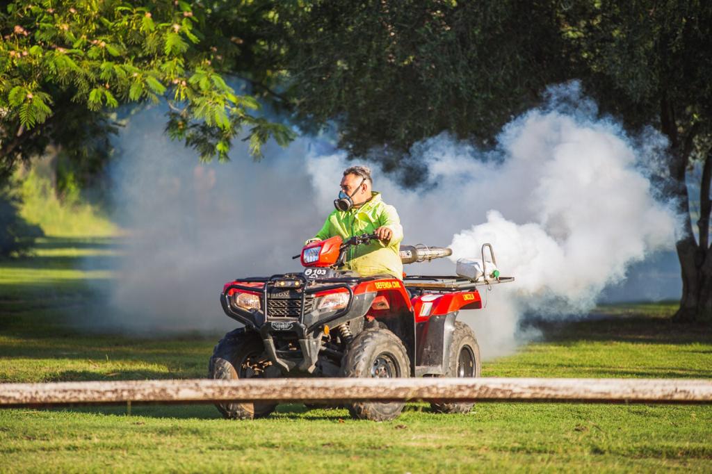 Fumigan contra el mosquito en distintos puntos de la ciudad