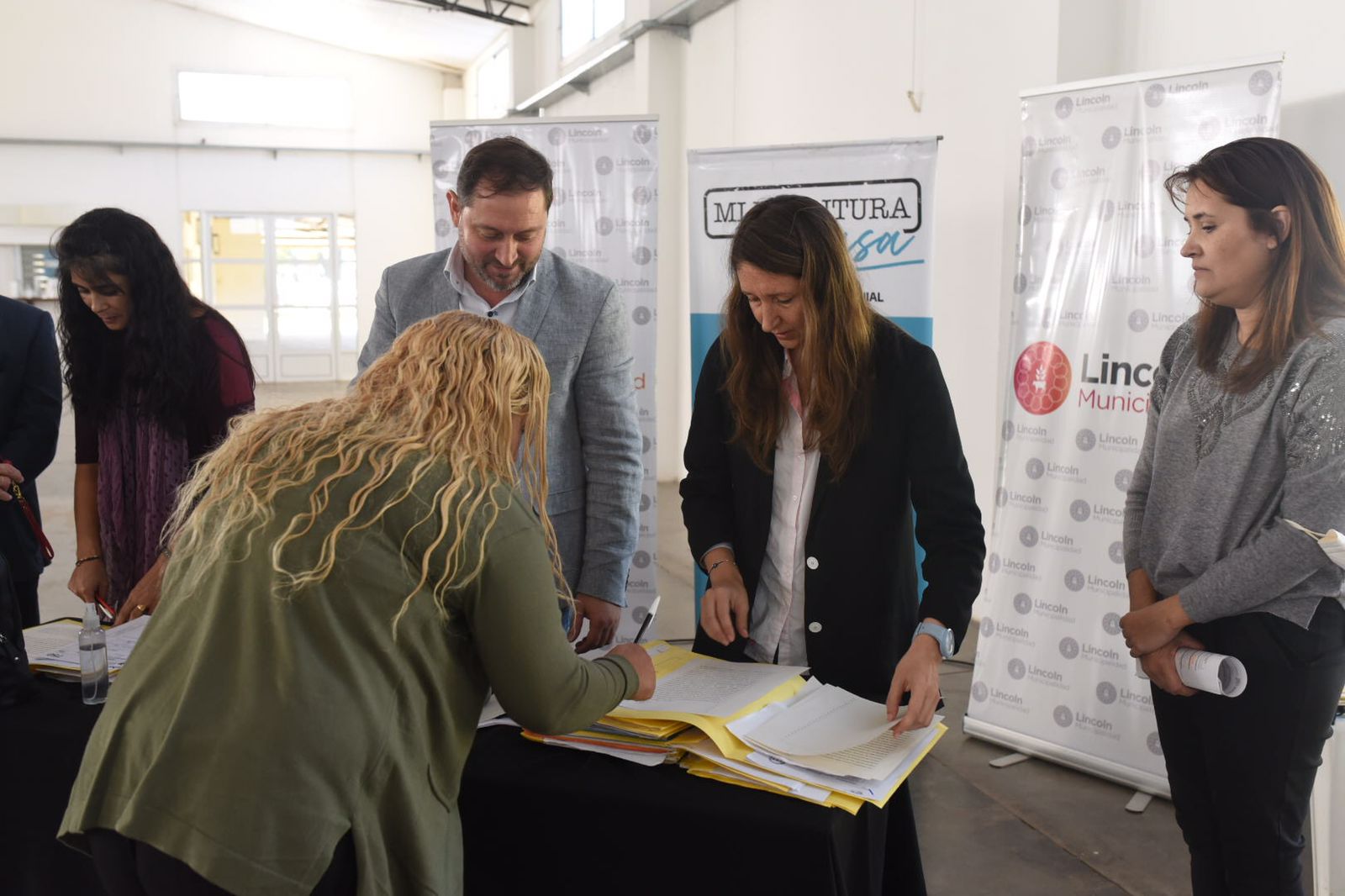 137 familias firmaron las escrituras su hogar para pronto obtener su título de propiedad