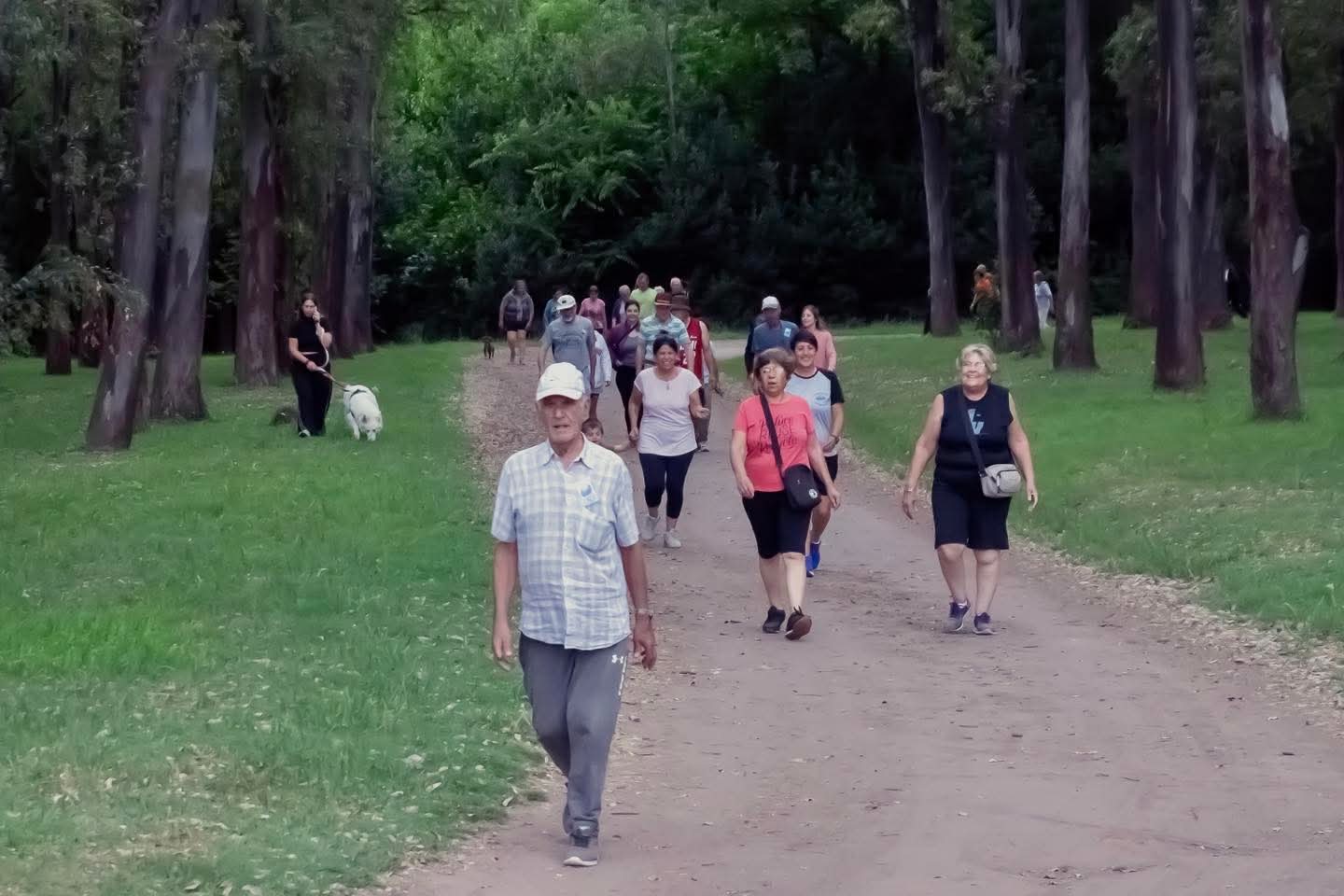 Caminata por los senderos del Parque General San Martín