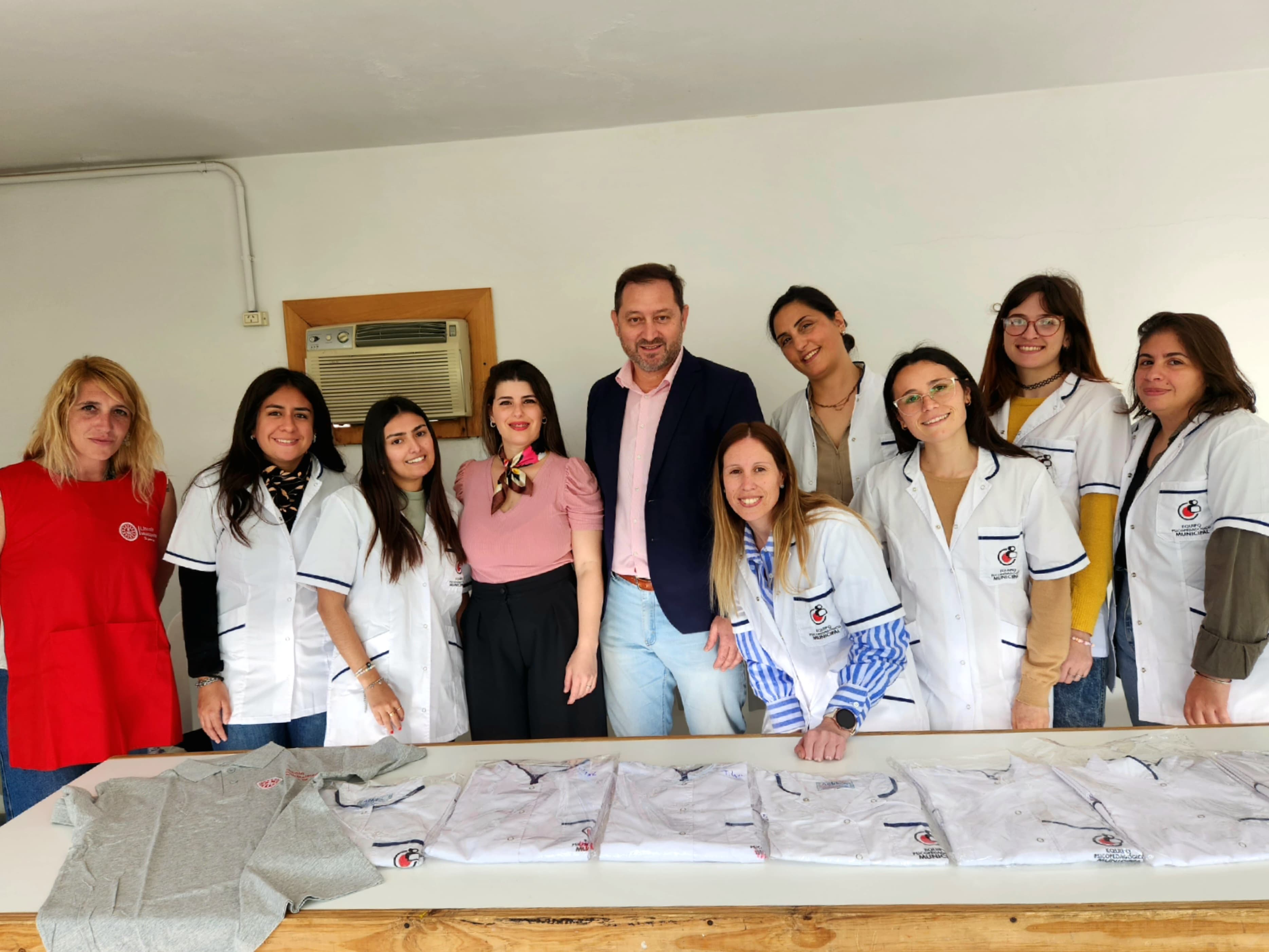 Entrega de indumentaria de trabajo para personal de jardines maternales y equipo psicopedagógico