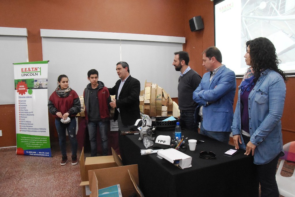 Los alumnos de la Escuela Técnica N°1 recibieron el motor y los insumos para la puesta a punto de su auto eléctrico