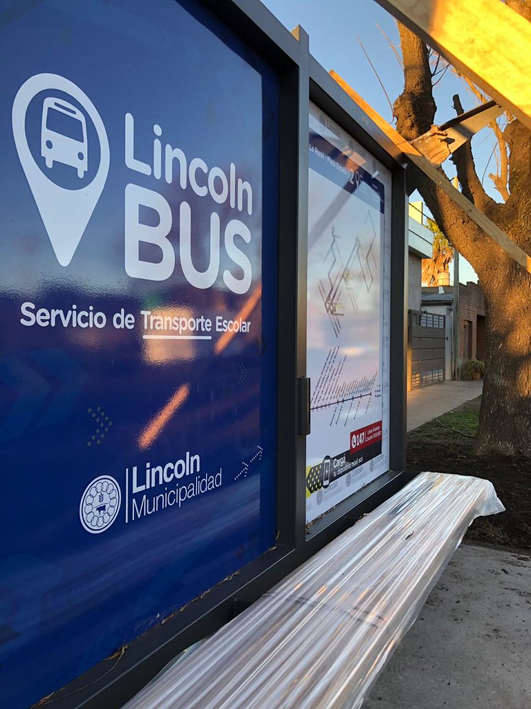 Comenzaron a colocarse los refugios para pasajeros del transporte escolar