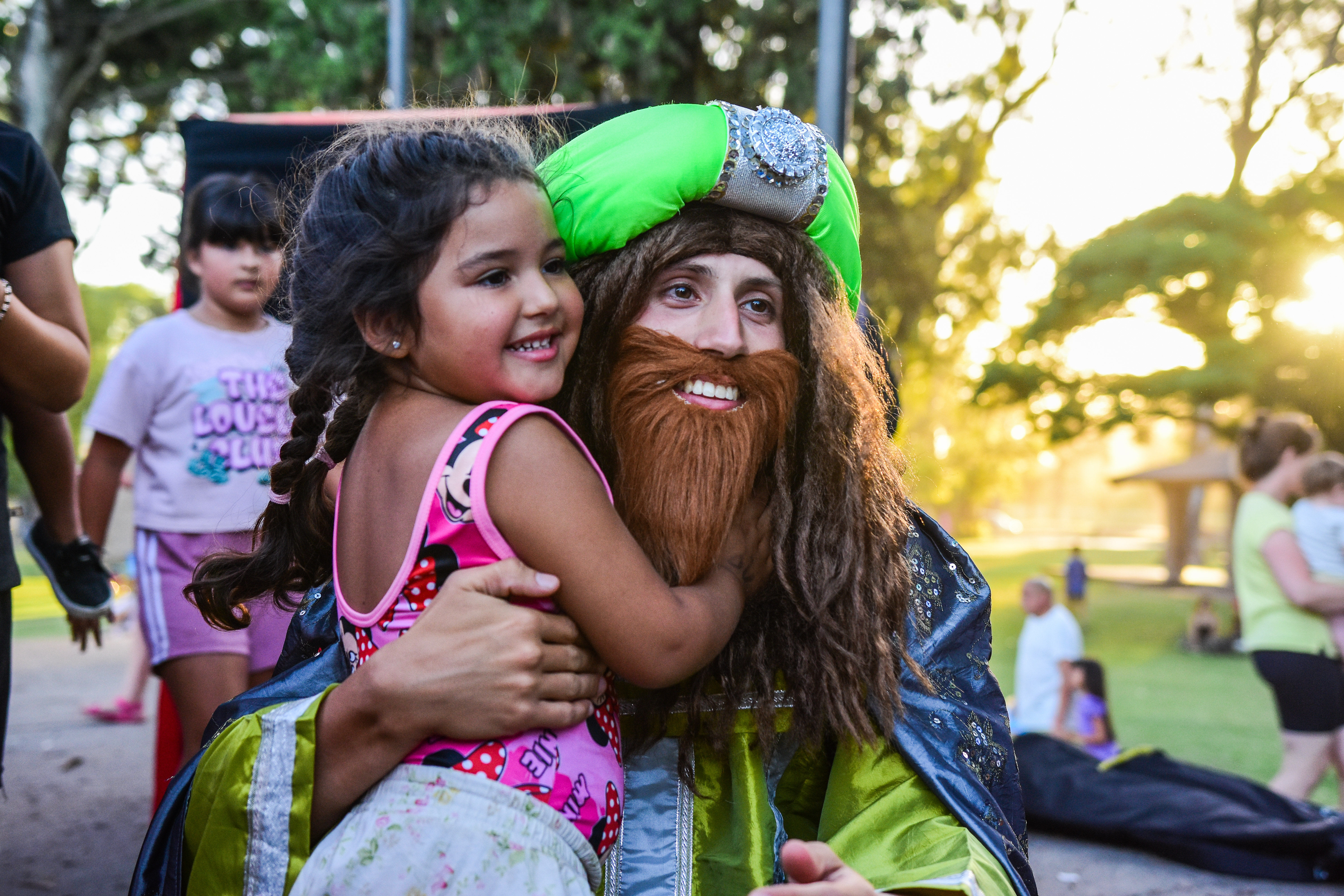 Una multitud de niños y niñas recibió a los “Reyes Magos”