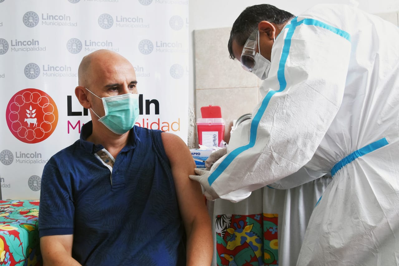 Continúa aplicándose la vacuna al personal de Salúd y llegaron otras 150 dosis del primer componente