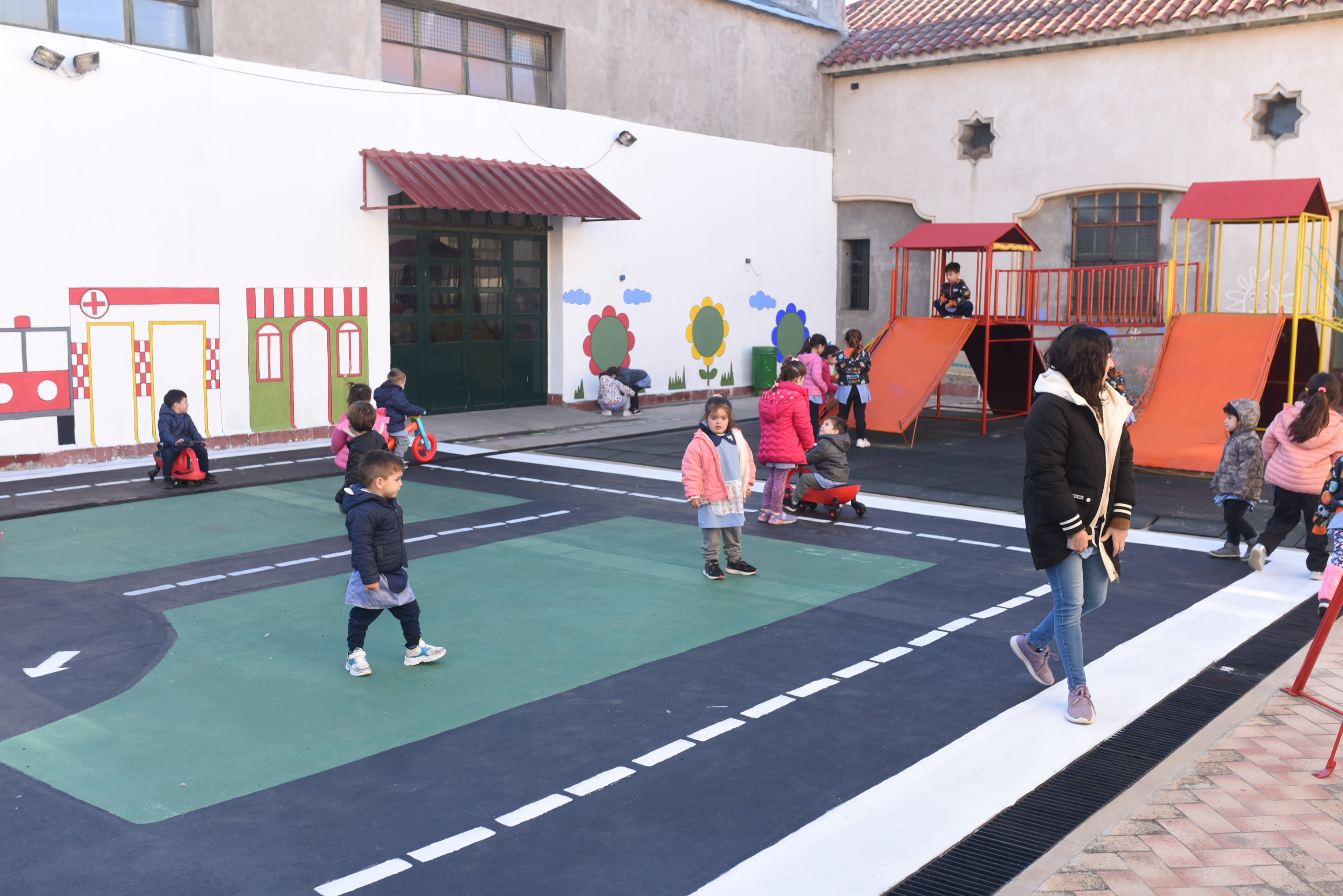 Con el apoyo del municipio, el Jardín de la escuela Normal renovó el patio de juegos