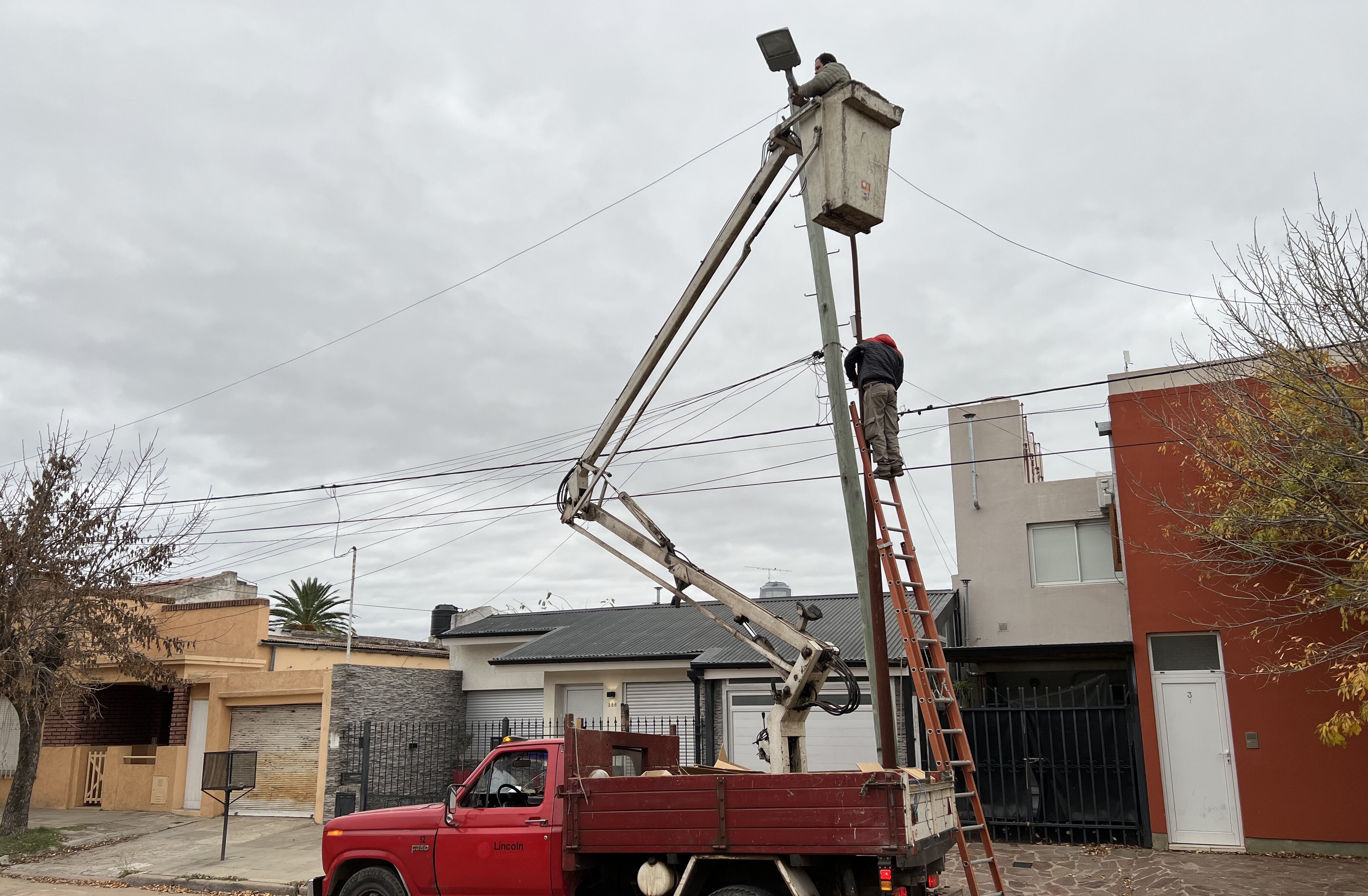 Avanza la colocación de nuevas luminarias LED en la ciudad