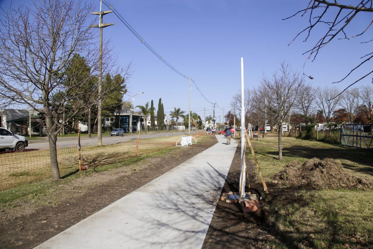 Comienza el trazado de la calle colectora en el acceso Hipólito Yrigoyen