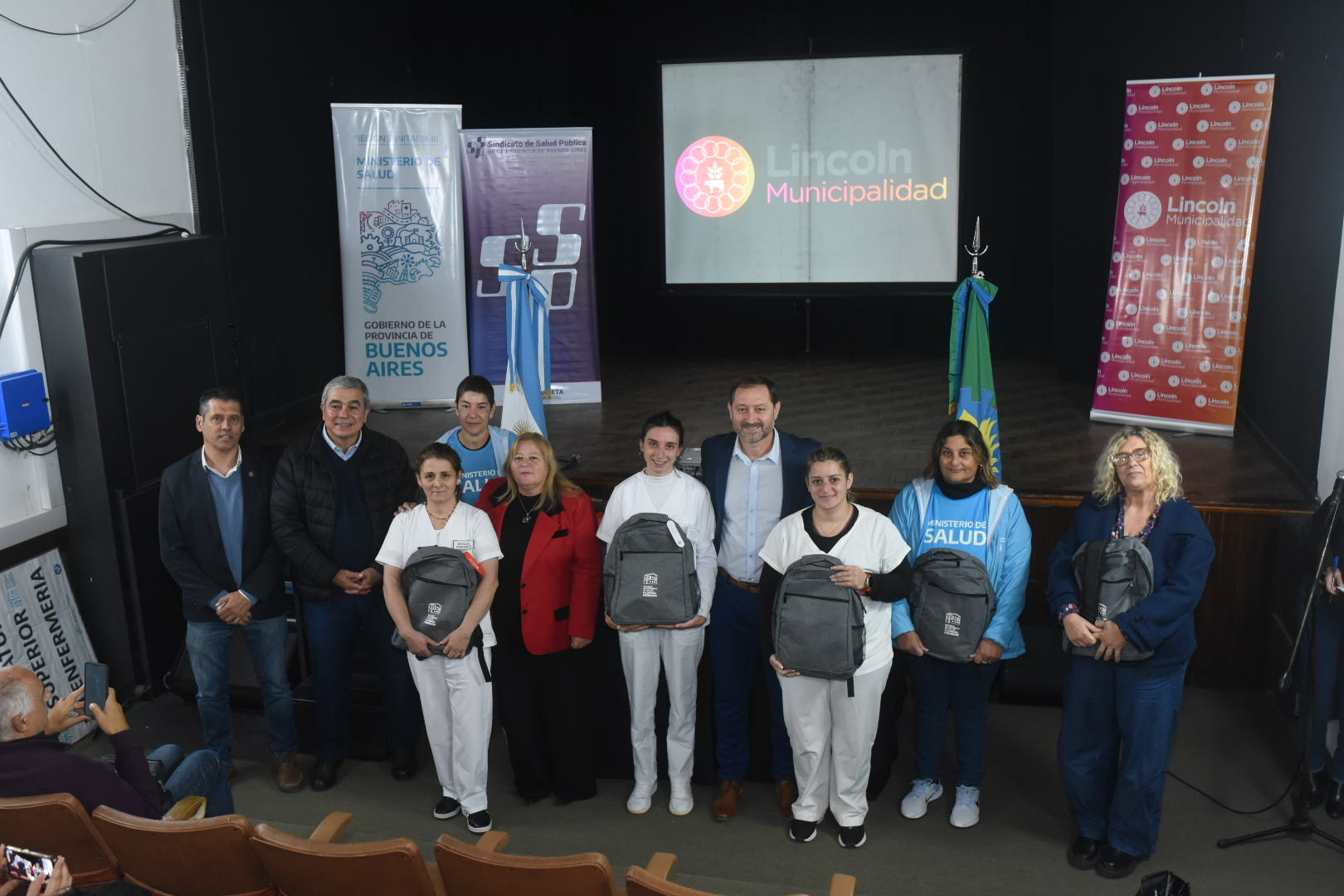 Se entregaron kits de materiales profesionales a estudiantes de la carrera de Enfermería