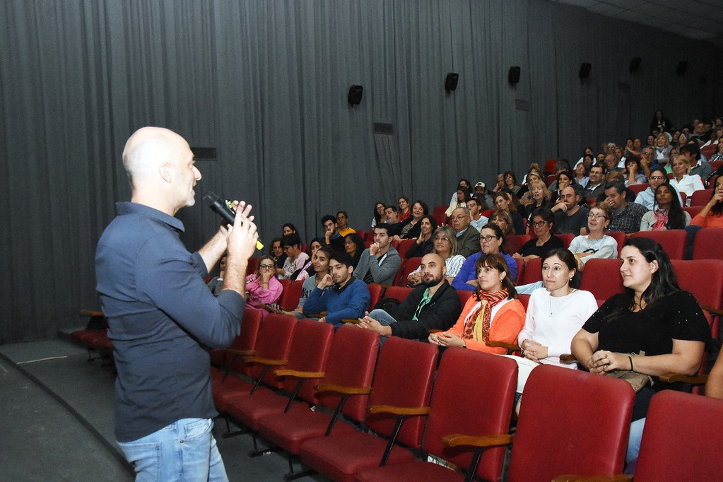 Estanislao Bachrach se presentó en Lincoln
