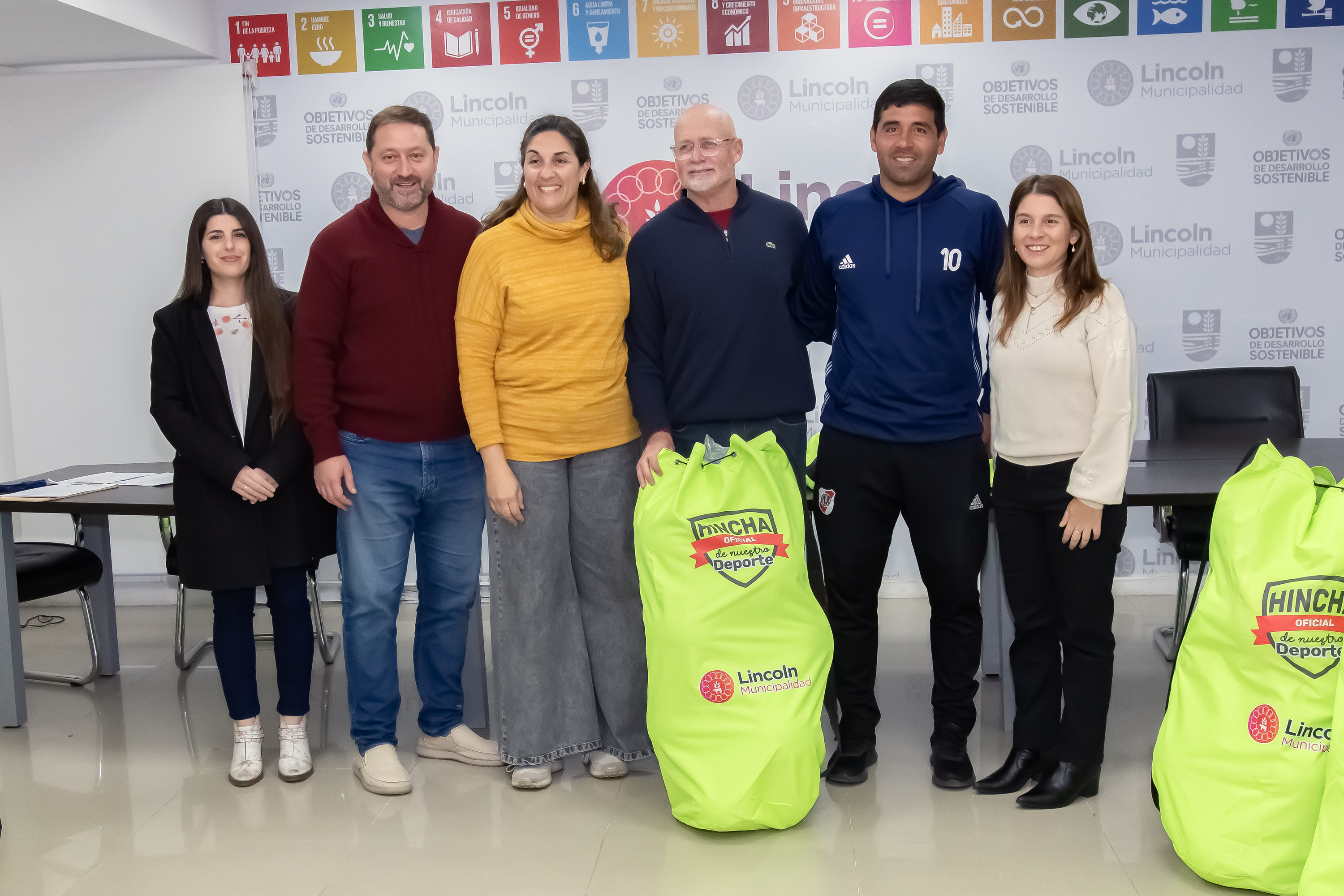 Se concretó la entrega de material deportivo a 12 escuelas secundarias del distrito