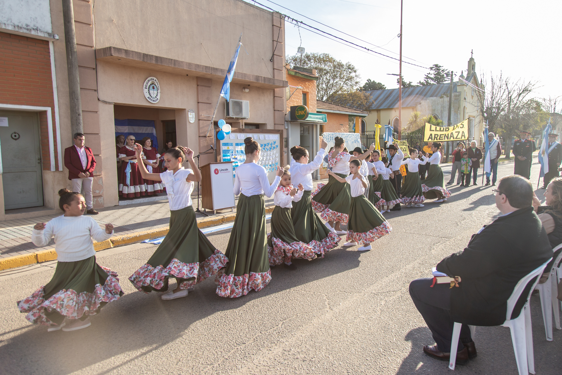 Arenaza celebró el Día de la Bandera con un acto frente a la Delegación