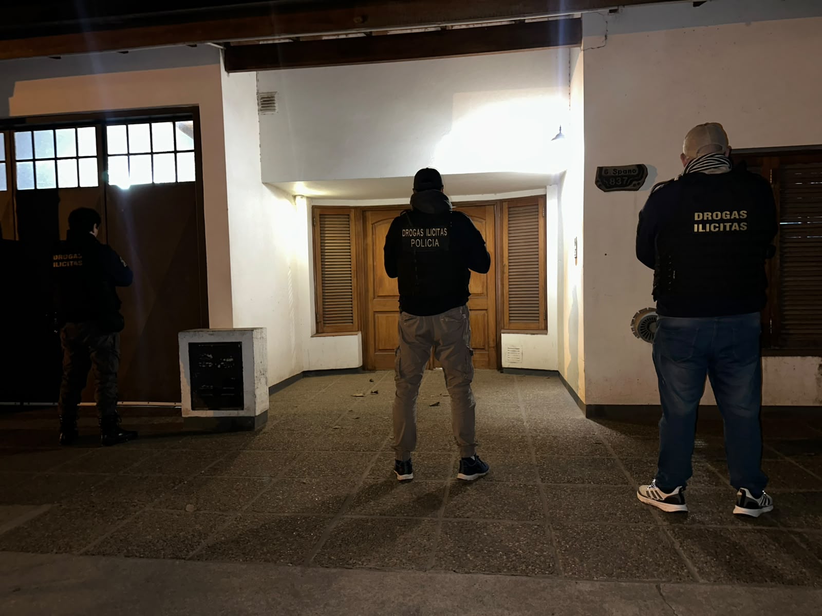 Allanan dos domicilios por venta de drogas