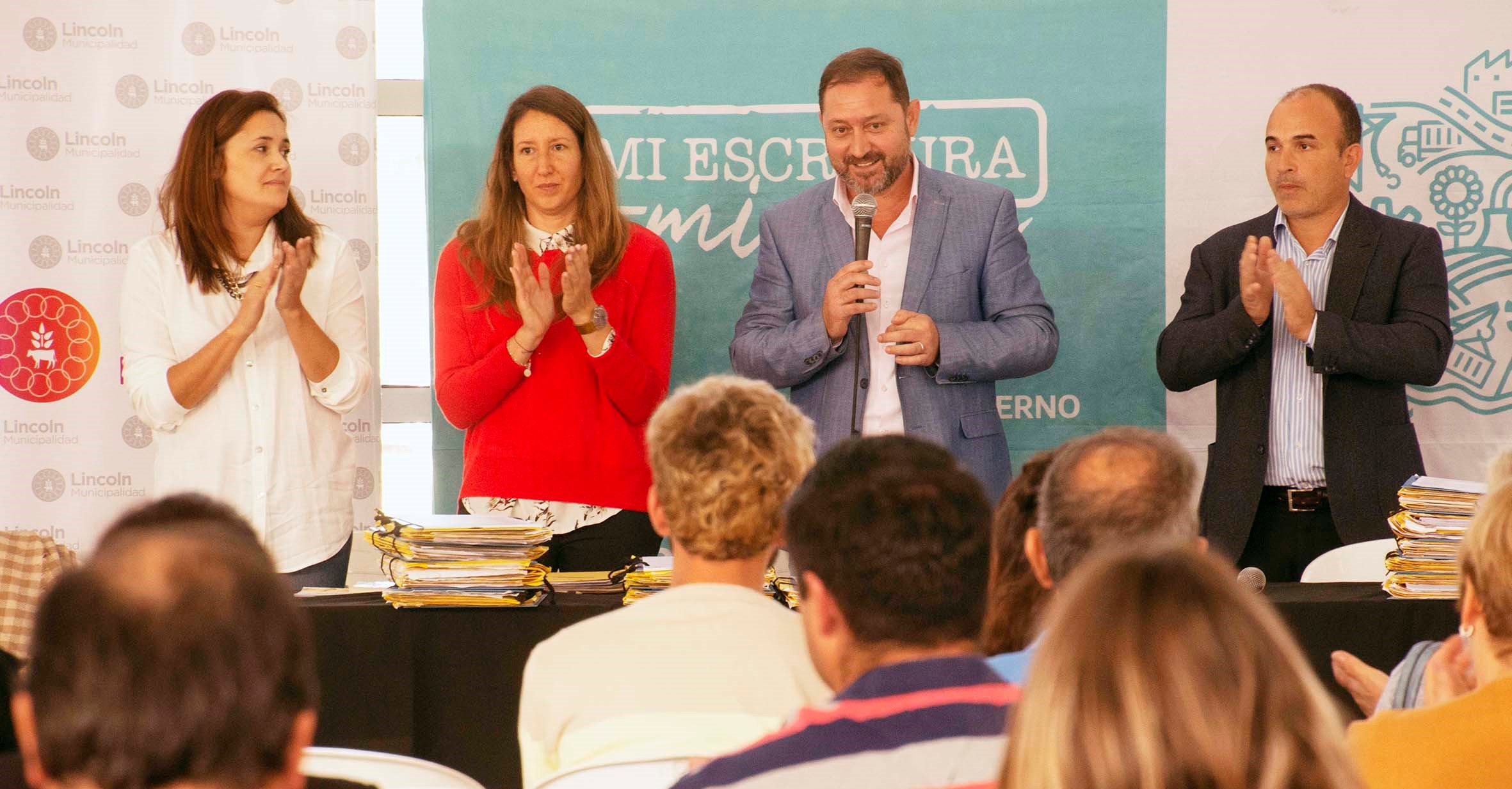 Serenal encabezó el acto de firma de escrituras que alcanza a casi 300 familias del Distrito