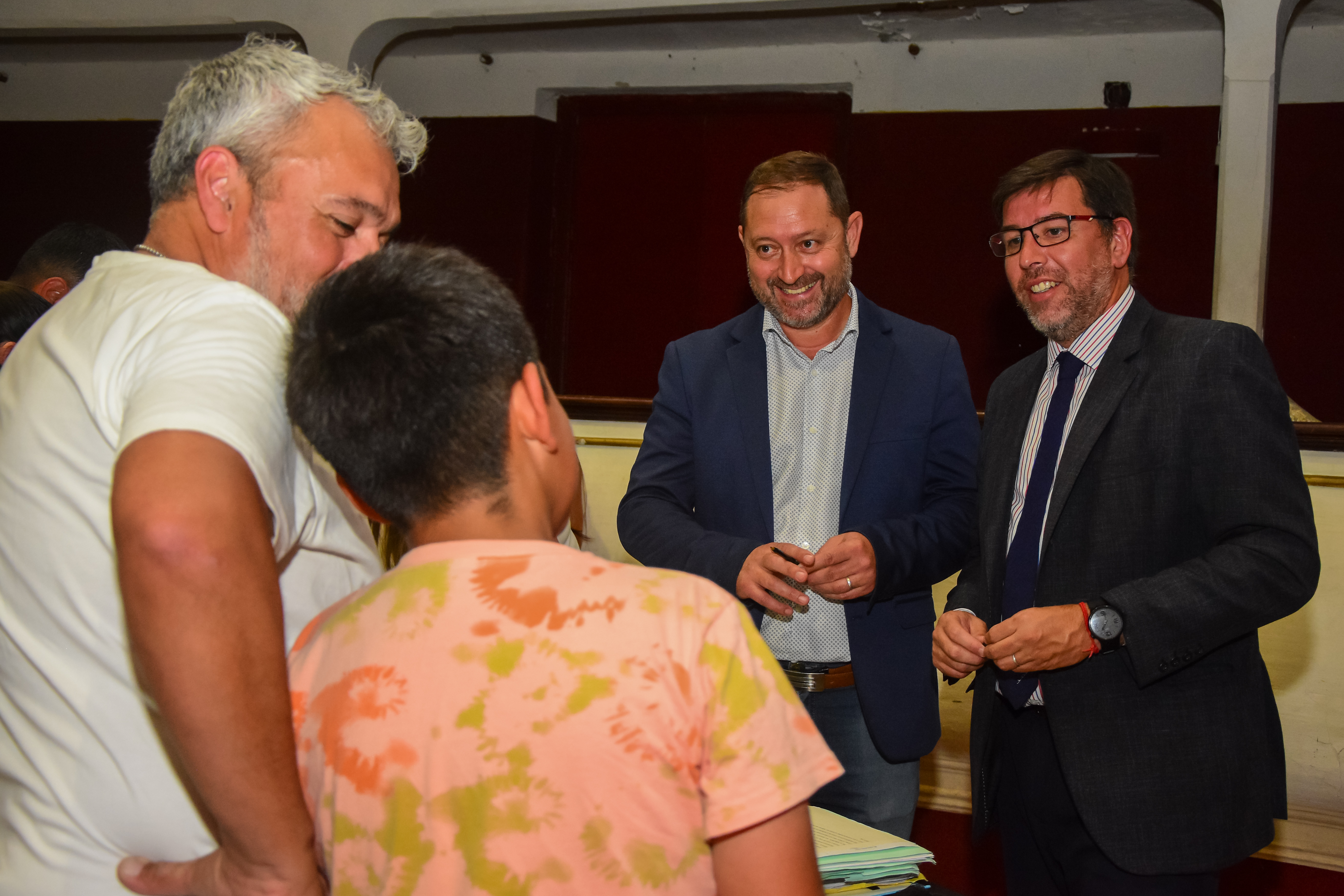 Serenal encabezó un nuevo acto de "toma de firmas" de escrituras