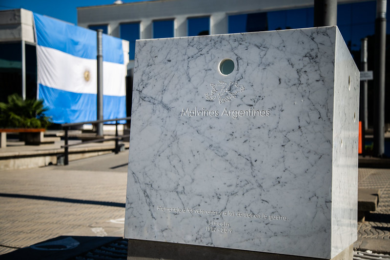 El arquitecto Adrián Luengo expone el monumento a Malvinas en una expo internacional
