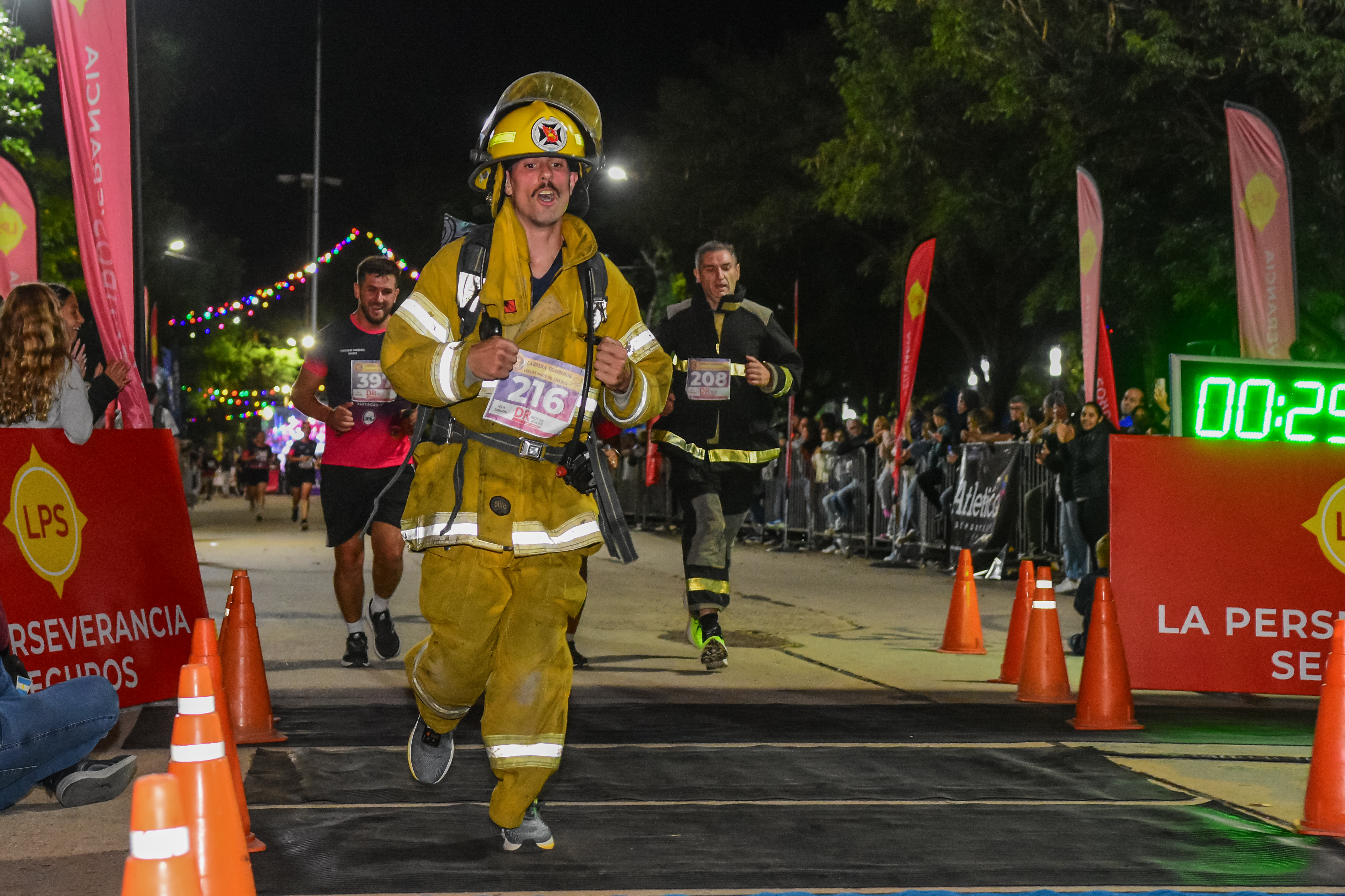 Con gran éxito, se desarrolló la 4°Carrera Nocturna “Bomberos de Lincoln”