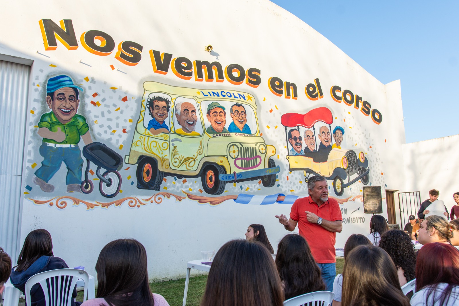 Se inauguró un mural en homenaje a hacedores históricos del carnaval y comenzaron los talleres de cartapesta para jóvenes