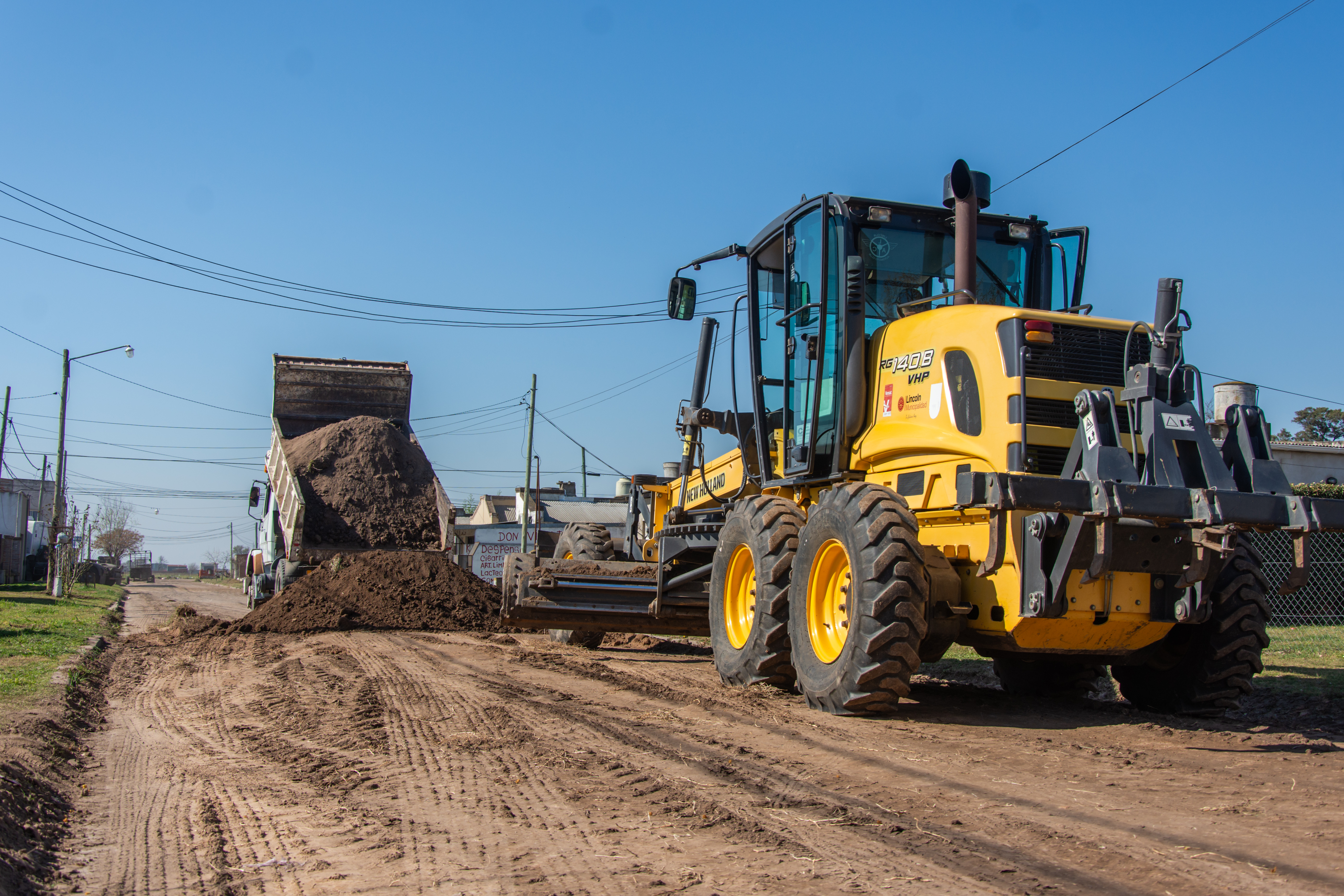 Se trabaja en la compactación de calles con piedra