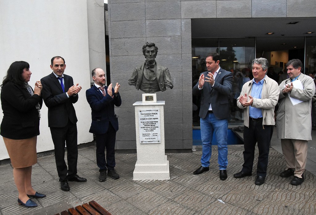 El busto de Abraham Lincoln volvió a ocupar su lugar en el Patio de los Derechos Humanos