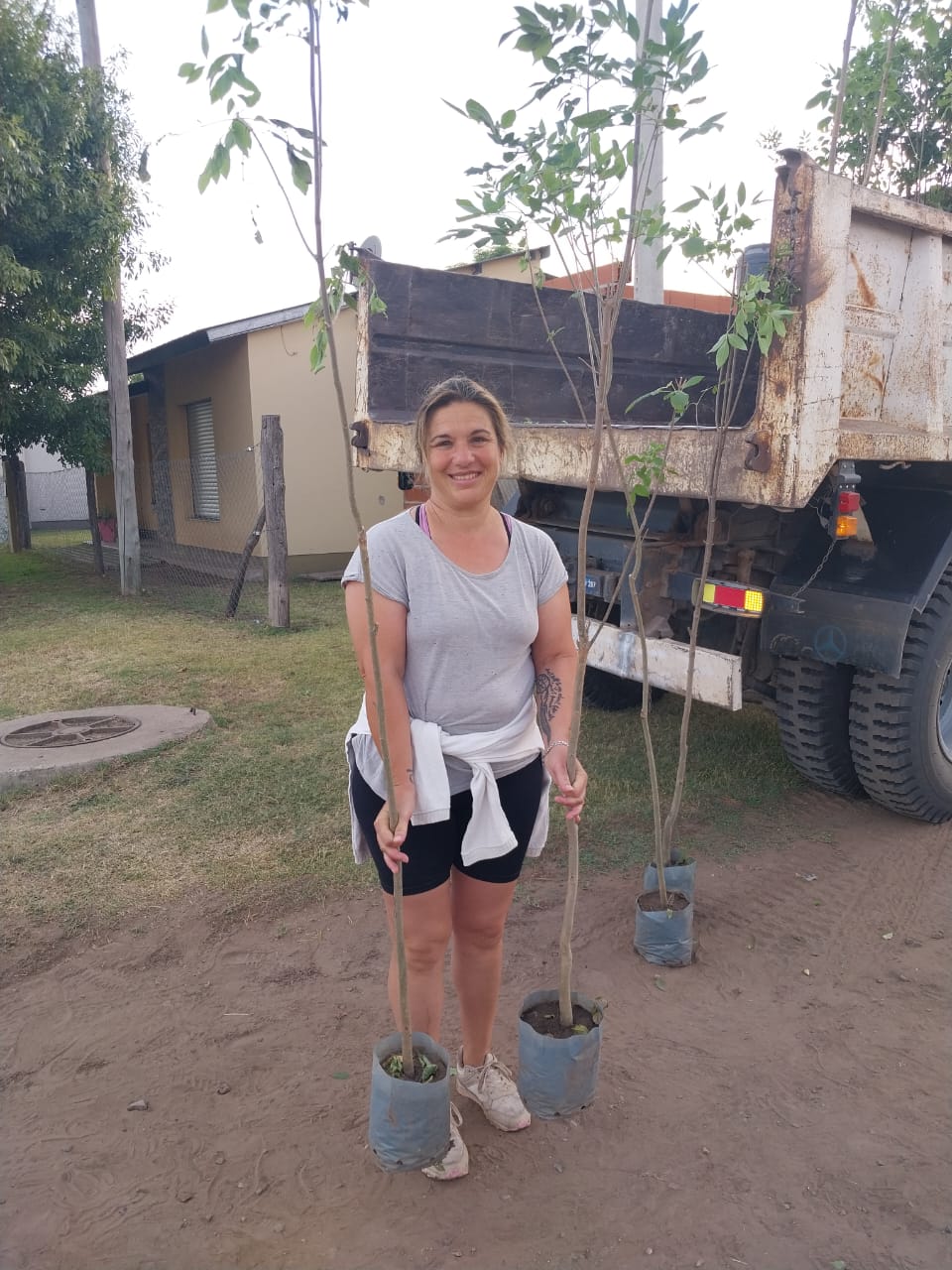 Se entregaron plantas a vecinos de los barrios “Favaloro” y “Cura Brochero”
