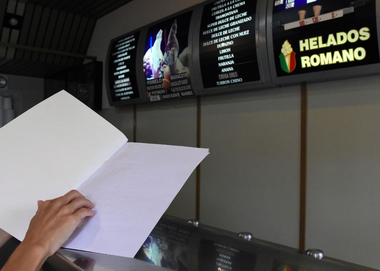 La “Carta Menú en Braille” funciona en comercios de la ciudad cabecera