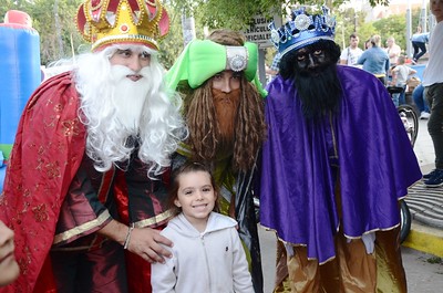 Los Reyes Magos pasaron por Lincoln y regalaron libros a los más chicos