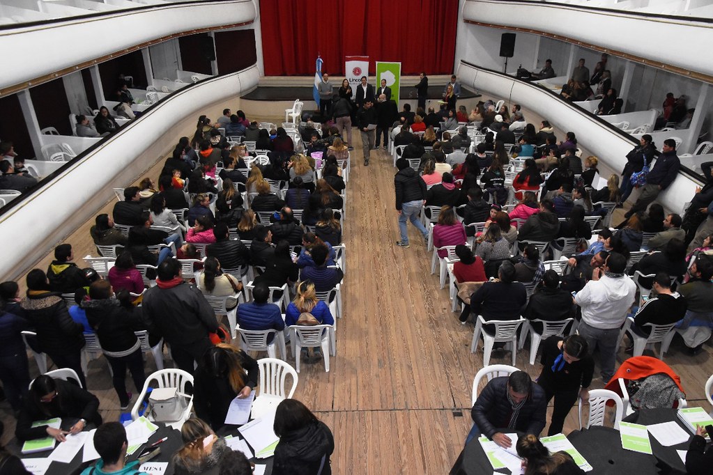 Casi 350 familias linqueñas firmaron el boleto de compra venta de sus terrenos