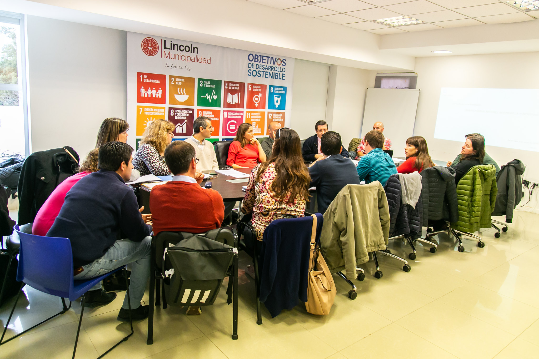 Mesa de trabajo entre Defensoría, funcionarios, concejales y agrónomos