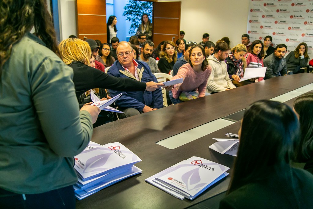 Los 30 beneficiarios del Plan Semilla firmaron el convenio y recibieron los planos para iniciar la construcción