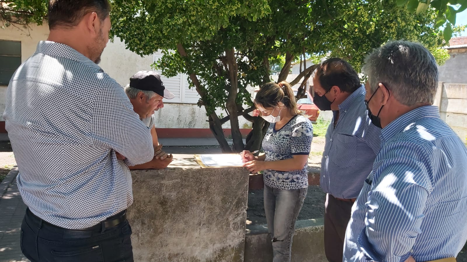En Martínez de Hoz, vecinos firmaron adhesión para la construcción de 3 cuadras de pavimento