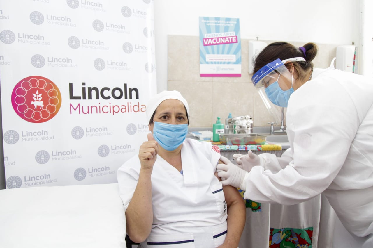 Inició el operativo para inmunizar al personal de Salud más expuesto al COVID-19