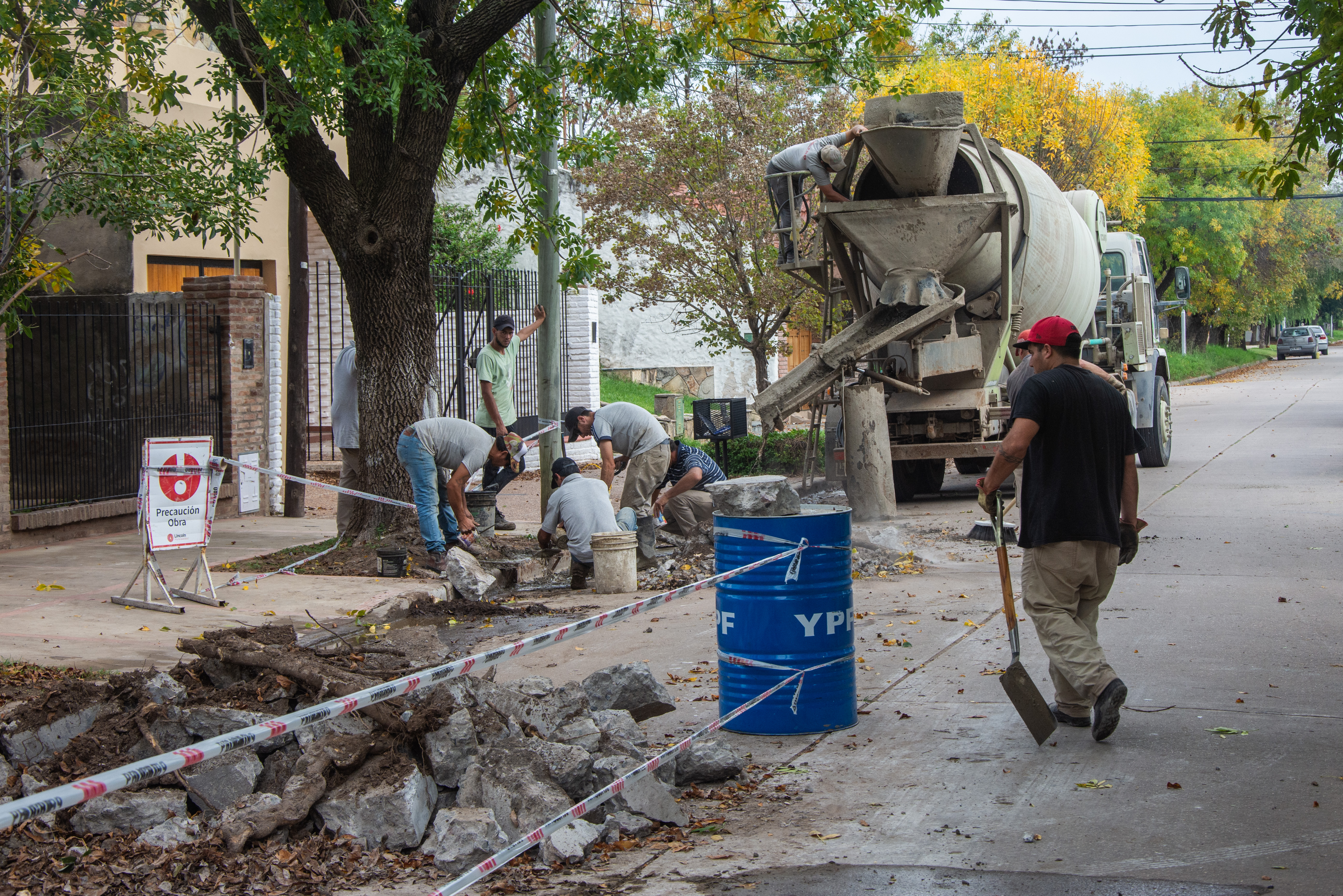 Avanza el plan de bacheo en Lincoln y se prepara el pavimiento para Arenaza
