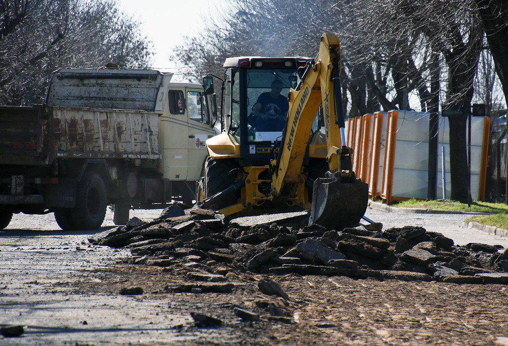 Comenzó la repavimentación de la calle de ingreso