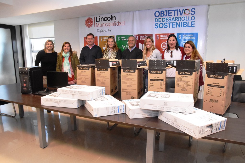 Se entregaron computadoras a escuelas y dependencias municipales